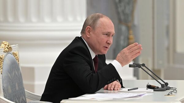 Президент России Владимир Путин проводит оперативное совещание с постоянными членами Совета безопасности 