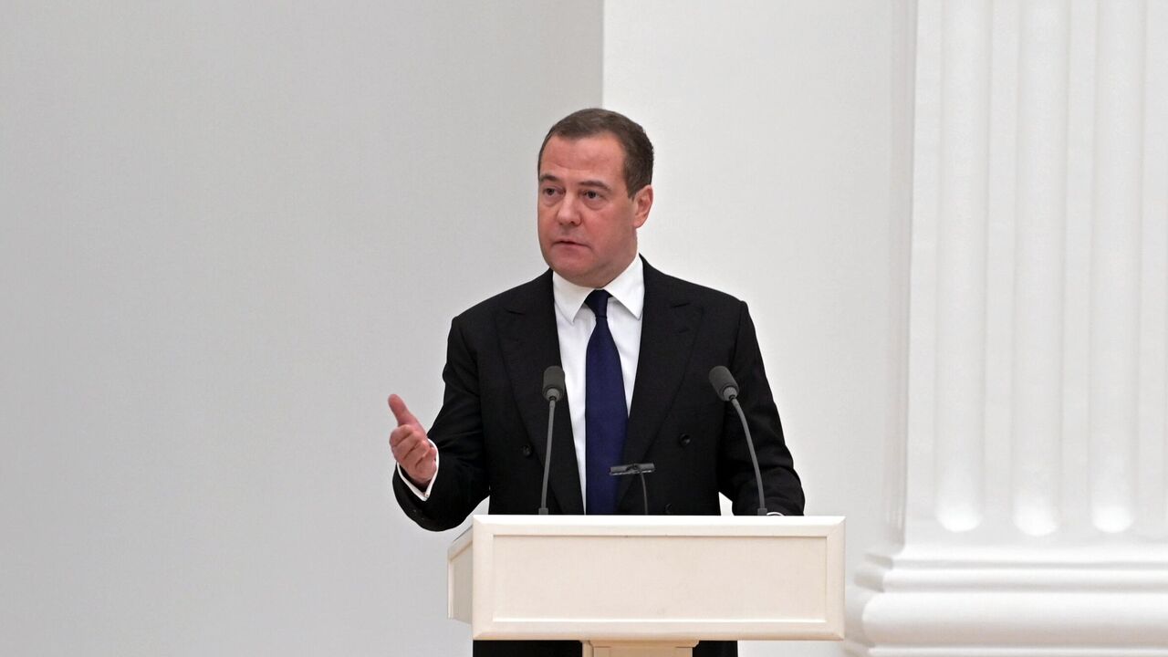 Медведев "поздравил" европейских коллег с рекордной ценой на газ