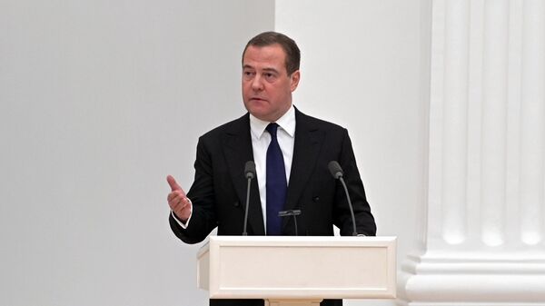 Заместитель председателя Совета безопасности РФ Дмитрий Медведев выступает на оперативном совещании президента РФ с постоянными членами Совета безопасности РФ