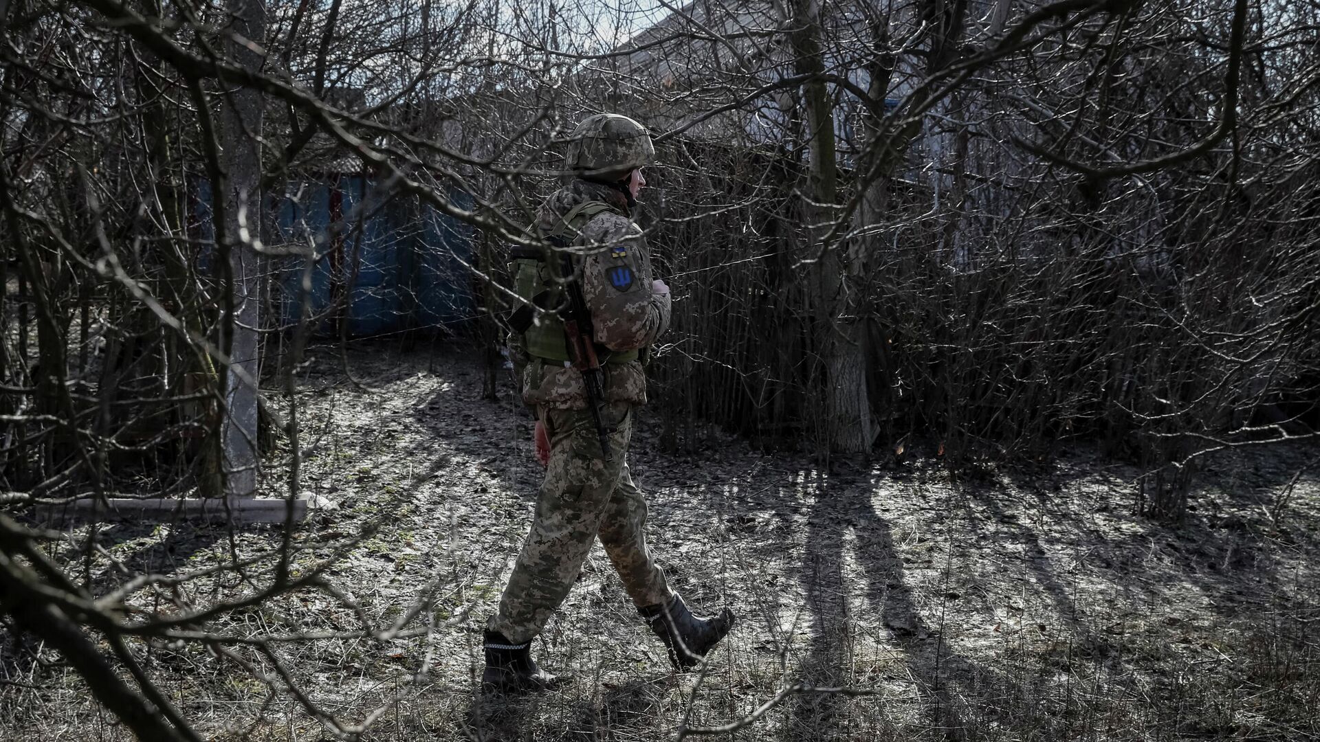 Украинский военнослужащий на линии соприкосновения в селе Травневое Донецкой области - РИА Новости, 1920, 22.02.2022