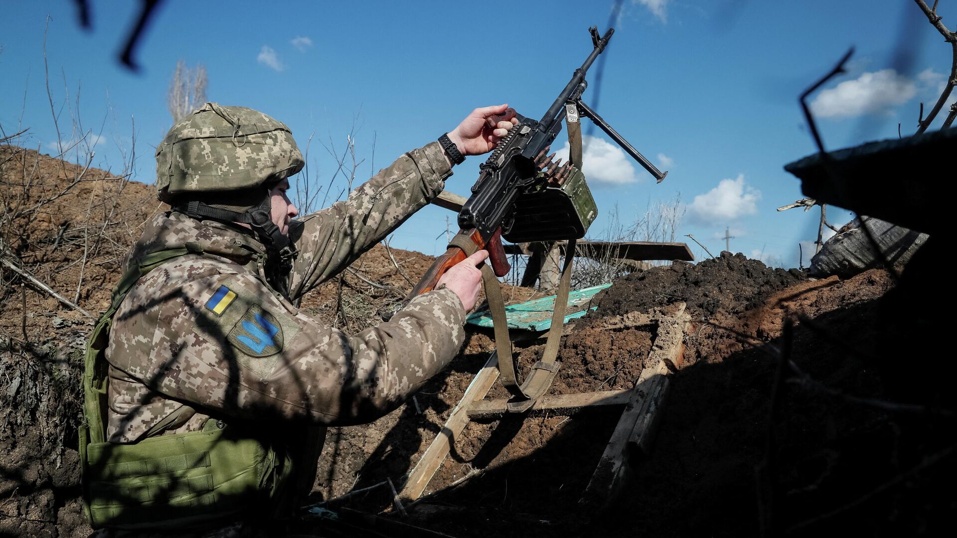 Украинский военнослужащий на линии соприкосновения в селе Травневое Донецкой области - РИА Новости, 1920, 21.02.2022