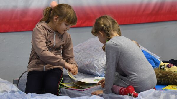 Пункт временного размещения беженцев, организованном в спортивной школе №13 в Таганроге