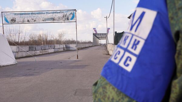 Представитель Совместного центра контроля и координации режима прекращения огня (СЦКК) ЛНР на мосту возле КПВВ Станица Луганская