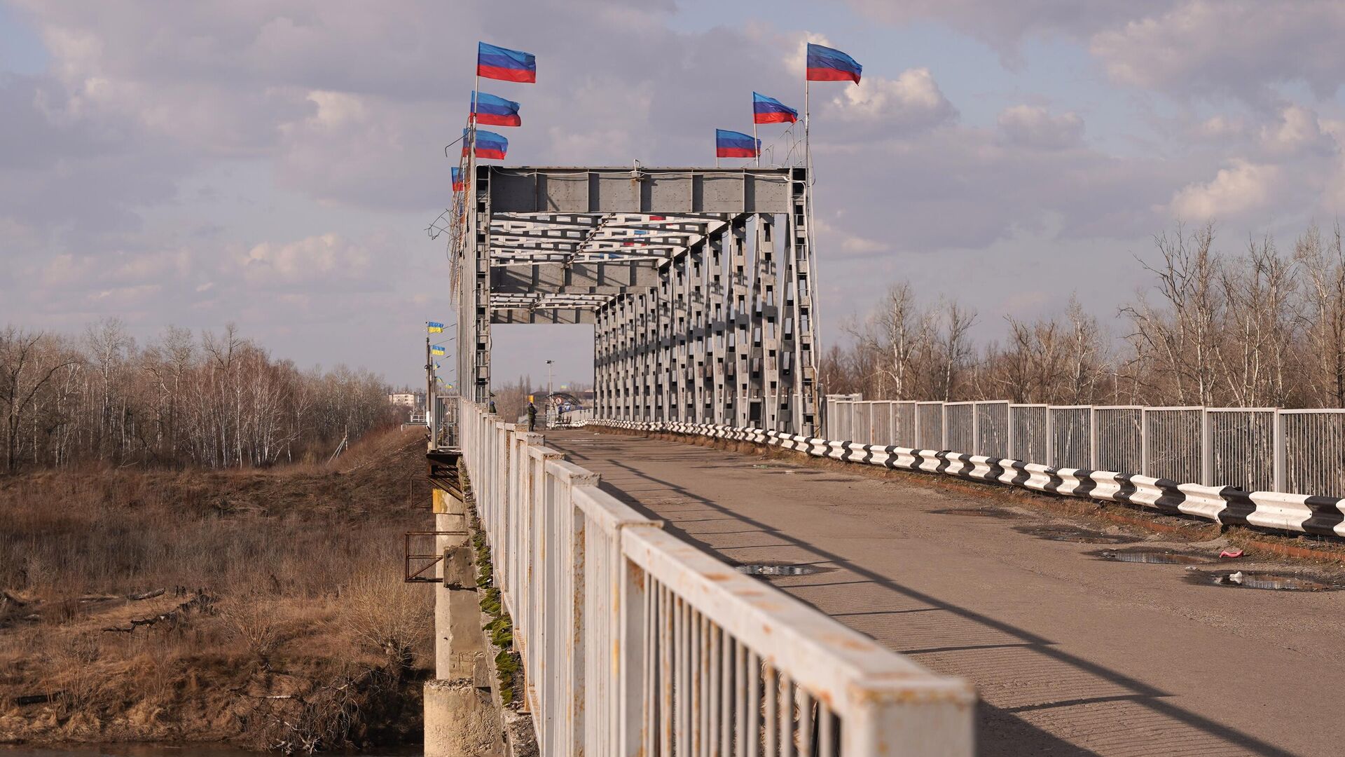 Флаги Луганской Народной Республики на мосту возле КПВВ Станица Луганская - РИА Новости, 1920, 22.02.2022