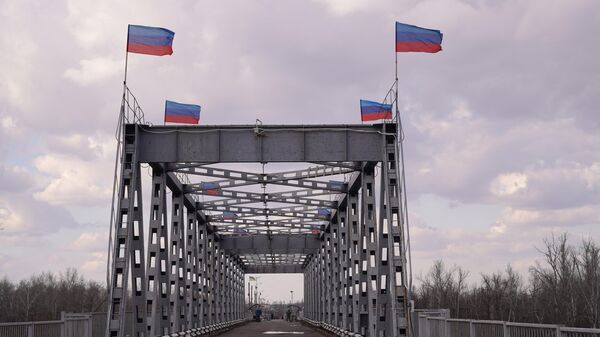Флаги Луганской Народной Республики на мосту возле КПВВ Станица Луганская