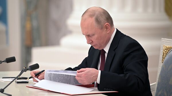 Президент РФ Владимир Путин во время подписания указов о признании Российской Федерацией Луганской Народной Республики и Донецкой Народной Республики
