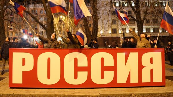 Люди радуются подписанию документов о признании Российской Федерацией ДНР и ЛНР в Донецке