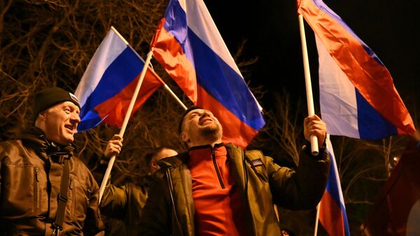 Люди радуются подписанию документов о признании Россией ДНР и ЛНР в Донецке