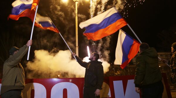 Люди радуются подписанию документов о признании Россией ДНР и ЛНР в Донецке
