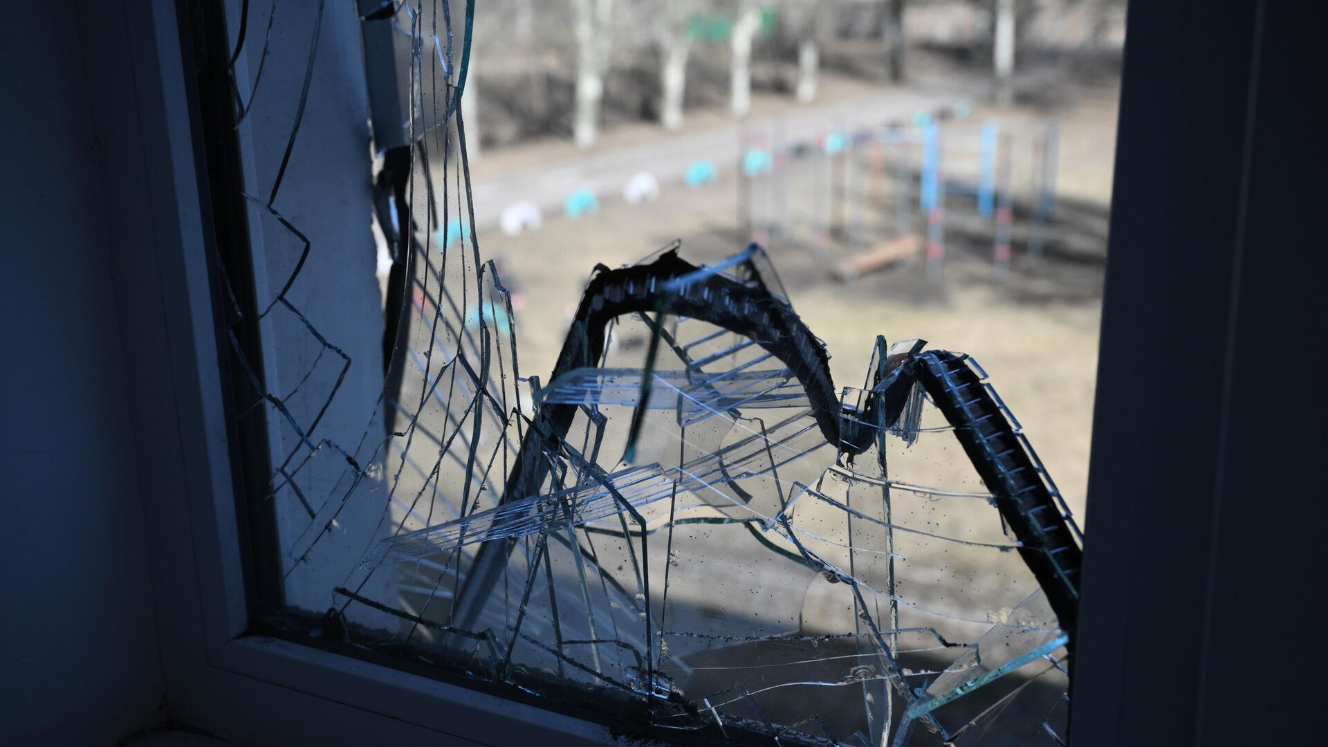 Поврежденные в результате обстрела окна в здании школы в Донбассе - РИА Новости, 1920, 31.05.2022
