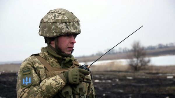 Украинский военнослужащий в Донбассе.