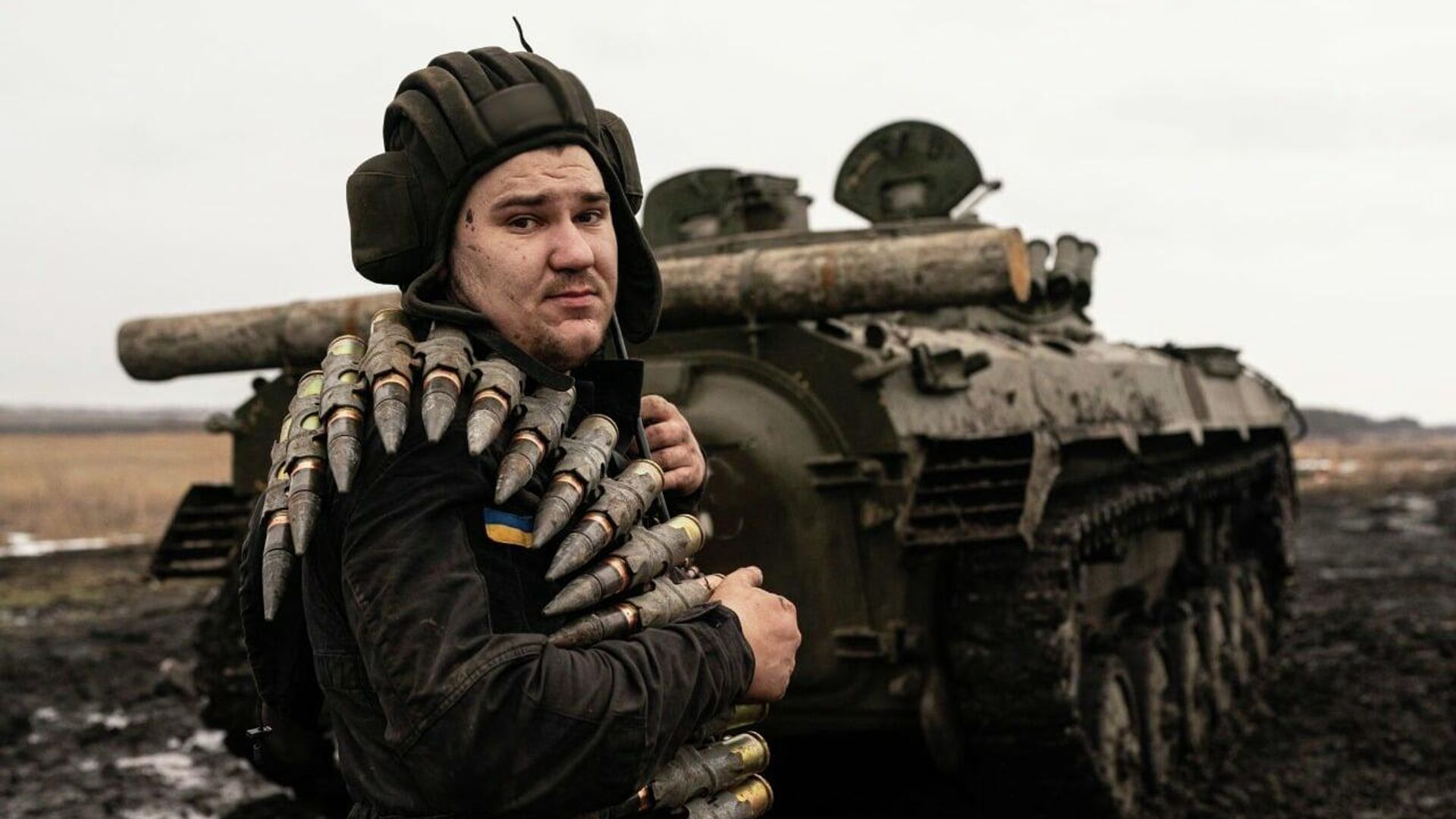 Украинский военнослужащий на линии соприкосновения в Донецкой области - РИА Новости, 1920, 25.02.2022
