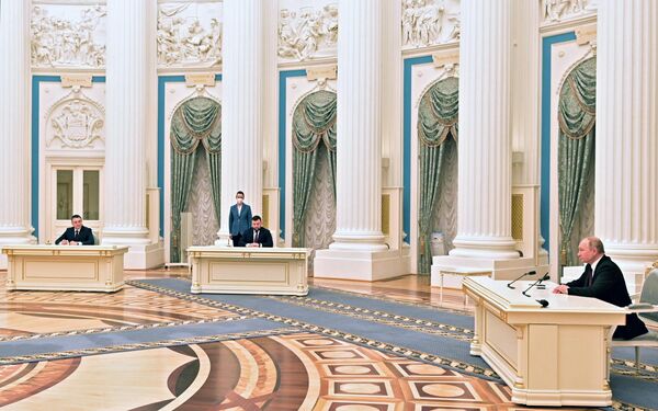 Президент РФ Владимир Путин во время подписания указов о признании Российской Федерацией Луганской Народной Республики ЛНР и Донецкой Народной Республики (ДНР)