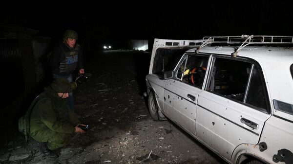 Автомобиль, поврежденный в результате вечернего обстрела в поселке Лидиевка Кировского района Донецка