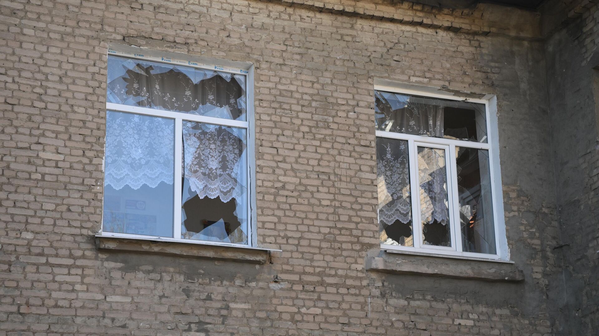 Поврежденные в результате обстрела окна в здании школы в Донецке - РИА Новости, 1920, 22.02.2022