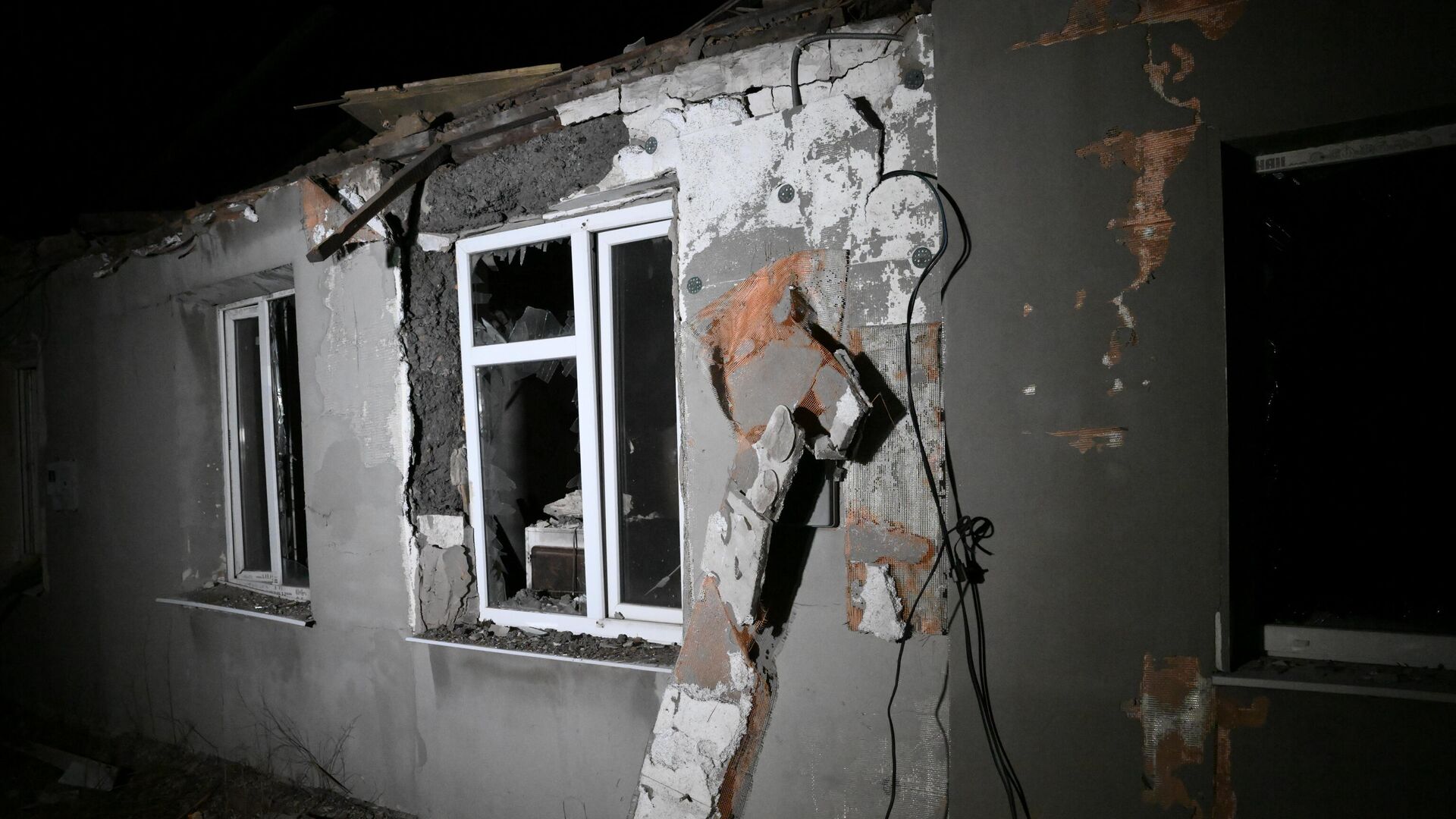 Жилой дом, разрушенный в результате вечернего обстрела в поселке Лидиевка Кировского района Донецка - РИА Новости, 1920, 23.02.2022