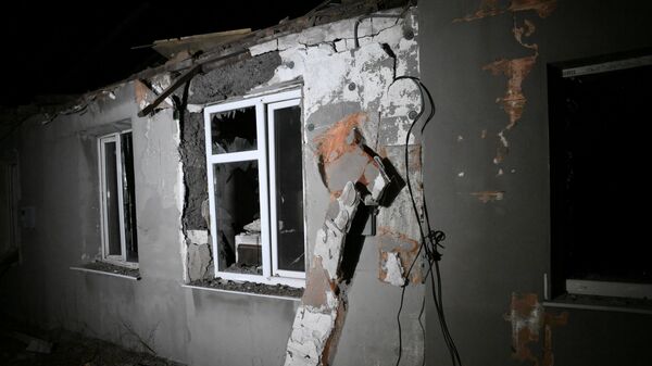 Жилой дом, разрушенный в результате обстрела в Донбасс