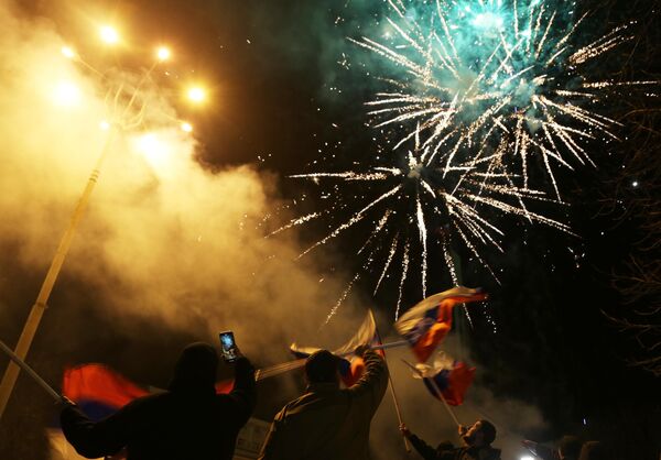 Жители Донецка и Луганска празднуют признание Россией независимости ДНР и ЛНР