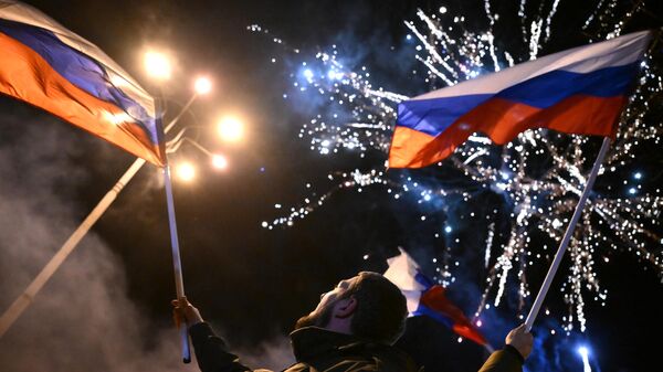 Жители Донецка и Луганска празднуют признание Россией независимости ДНР и ЛНР