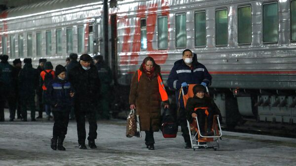 Жители Донецкой и Луганской народных республик, прибывшие на железнодорожный вокзал в России