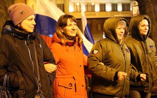 Люди радуются подписанию документов о признании Российской Федерацией независимости ДНР и ЛНР в Донецке