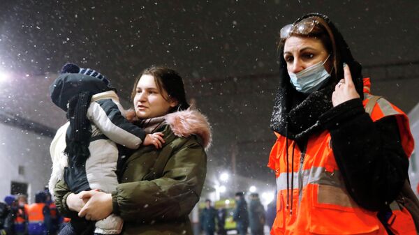Волонтер сопровождает жителей Донецкой и Луганской народных республик, прибывших на железнодорожный вокзал в Нижний Новгород