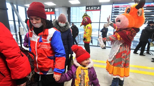 Волонтеры провожают беженцев из ДНР и ЛНР, прибывших на железнодорожный вокзал в подмосковный Наро-Фоминск