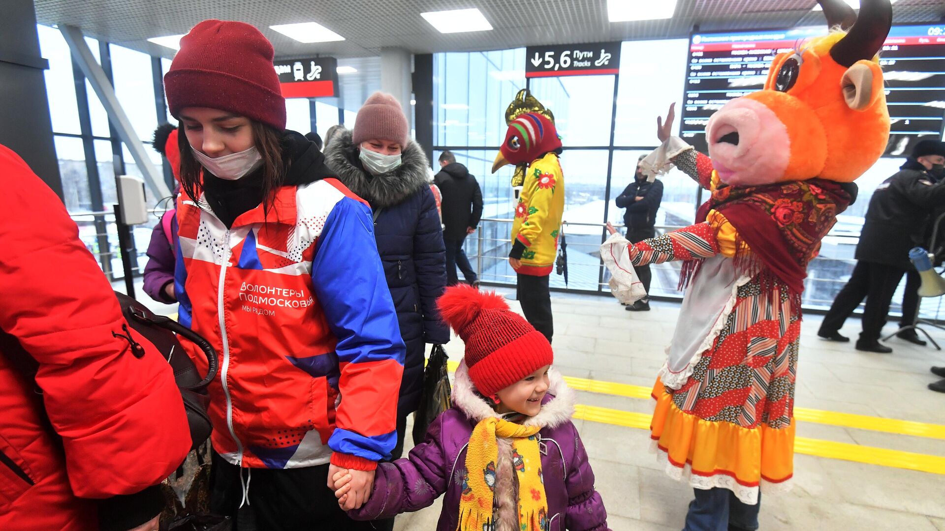 Волонтеры провожают беженцев из ДНР и ЛНР, прибывших на железнодорожный вокзал в подмосковный Наро-Фоминск - РИА Новости, 1920, 22.02.2022