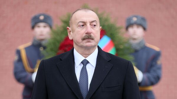 Президент Азербайджана Ильхам Алиев принимает участие в церемонии возложения венка к Могиле Неизвестного Солдата