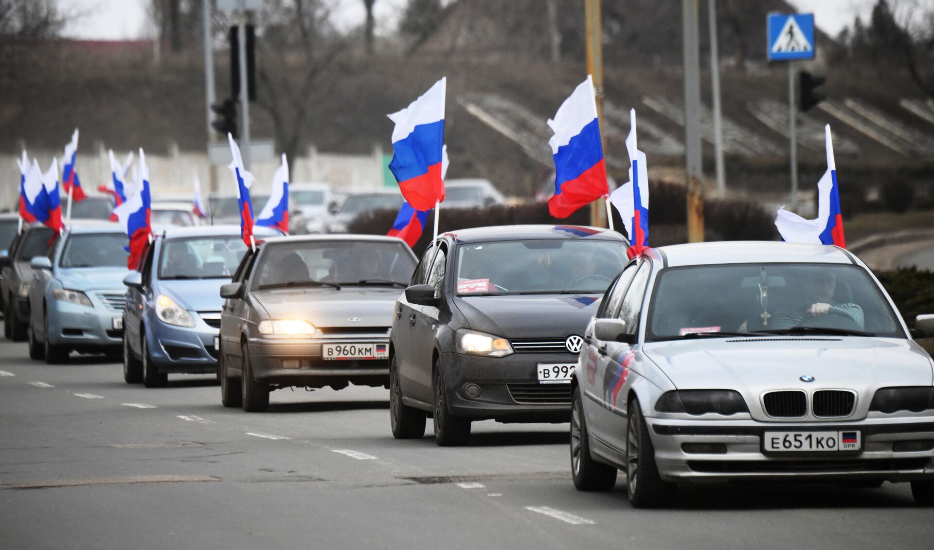 Люди едут на машинах с флагами России по улице Донецка - РИА Новости, 1920, 28.02.2022