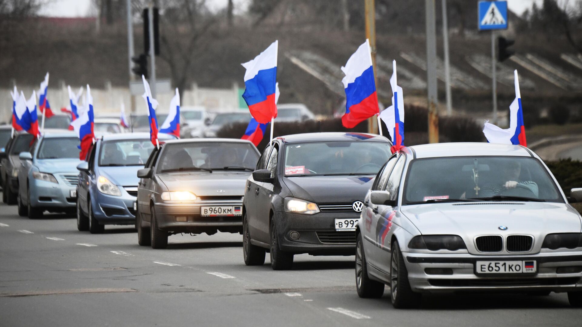 Люди едут на машинах с флагами России по улице Донецка - РИА Новости, 1920, 22.02.2022
