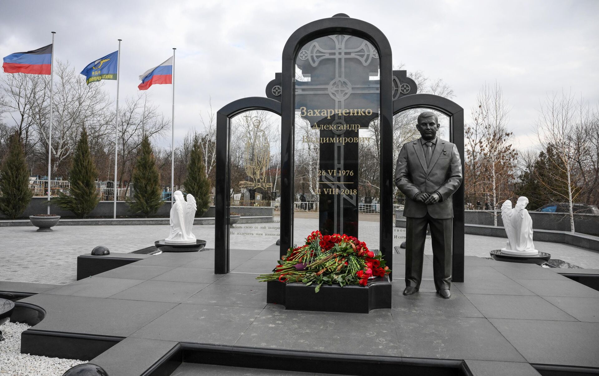 Цветы на могиле главы Донецкой народной республики Александра Захарченко, убитого в 2018 году - РИА Новости, 1920, 17.08.2023