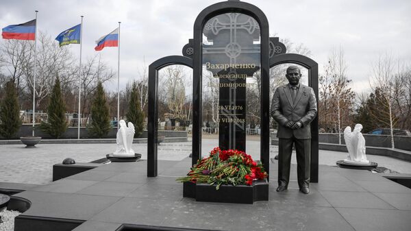 Цветы на могиле главы Донецкой народной республики Александра Захарченко, убитого в 2018 году
