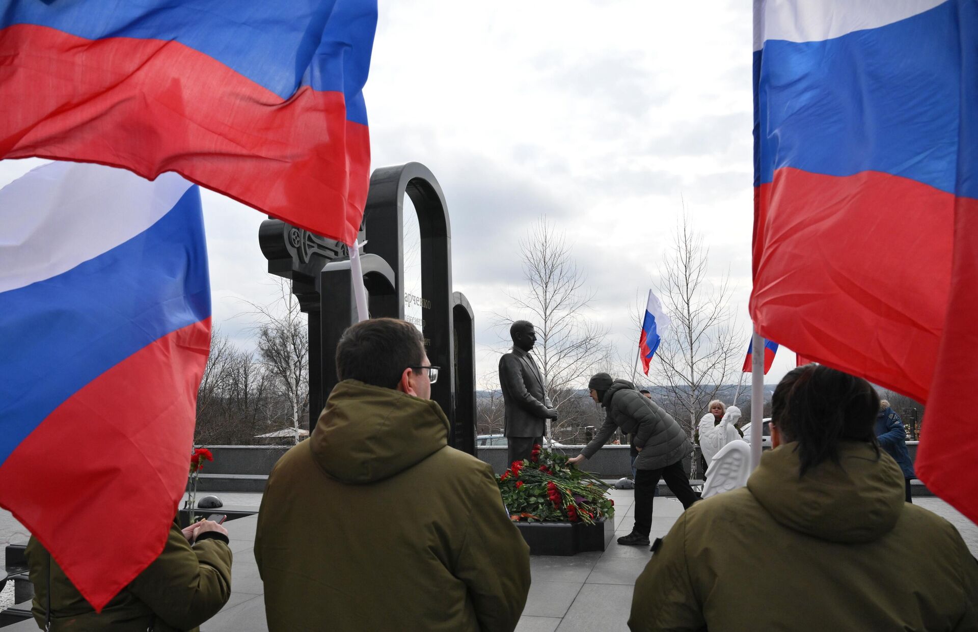 Жители Донецка возлагают цветы к могиле главы Донецкой народной республики Александра Захарченко - РИА Новости, 1920, 24.02.2022