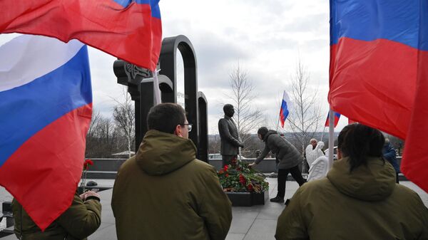 Жители Донецка возлагают цветы к могиле главы Донецкой народной республики Александра Захарченко