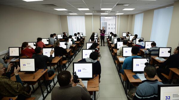 Иностранные граждане проходят электронное тестирование на знание русского языка в рамках комплекса услуг для оформления трудового патента в Едином миграционном центре Московской области