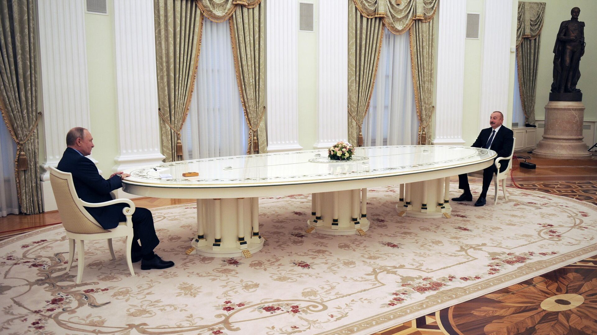 Президент РФ Владимир Путин и президент Азербайджана Ильхам Алиев во время встречи в Кремле - РИА Новости, 1920, 22.02.2022