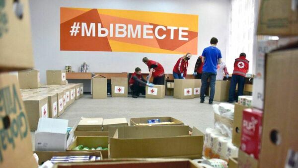Волонтеры в центре гуманитарной помощи для беженцев из Донбасса в Липецке