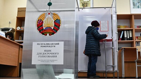 Женщина голосует во время досрочного голосования на референдуме по внесению правок в конституцию Белоруссии