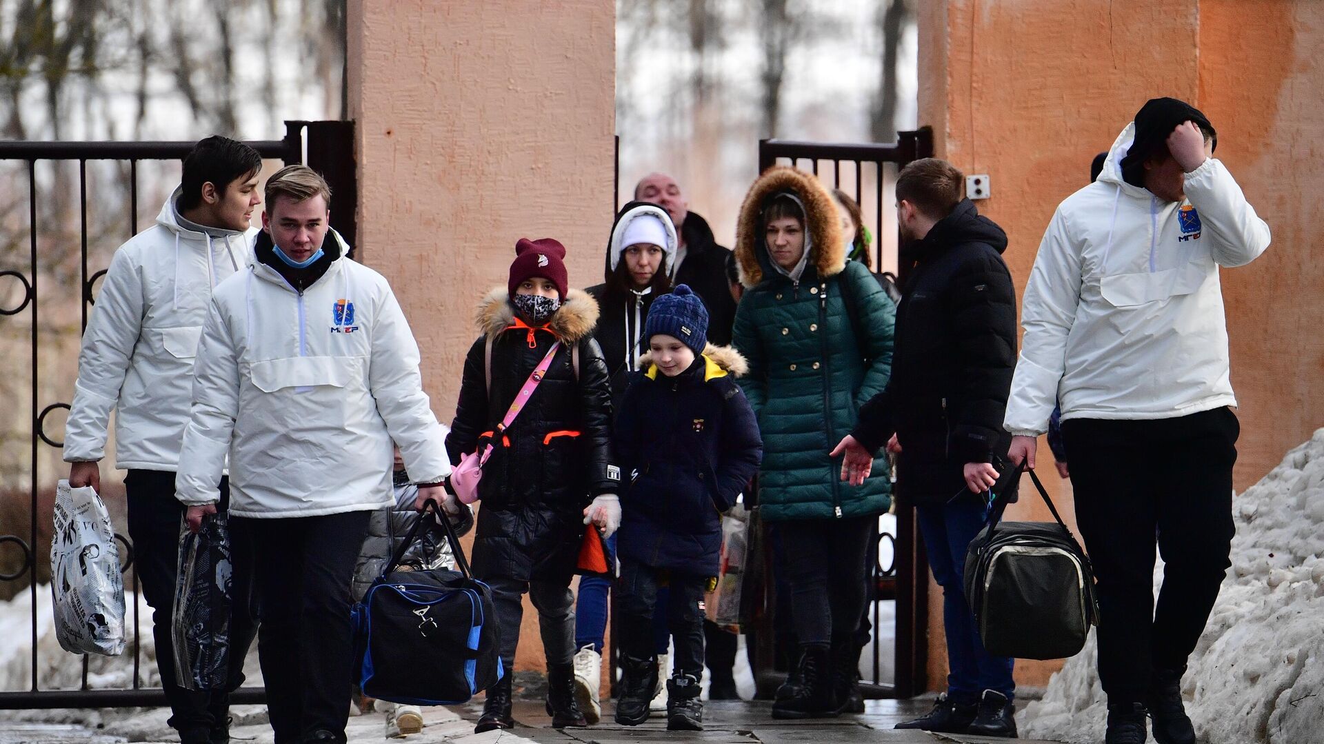 Волонтеры помогают донести личные вещи эвакуированным жителям ДНР и ЛНР в Подольске - РИА Новости, 1920, 22.02.2022