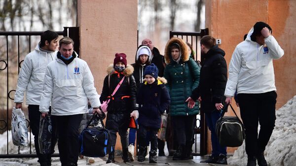 Волонтеры помогают донести личные вещи эвакуированным жителям ДНР и ЛНР