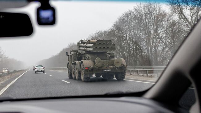 Ракетная система залпового огня на дороге под Киевом