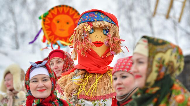 Участники праздничных гуляний, посвященных проводам Широкой Масленицы