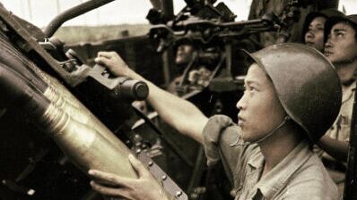 Солдат вьетнамской армии заряжает зенитное орудие.  - РИА Новости, 1920, 23.02.2022