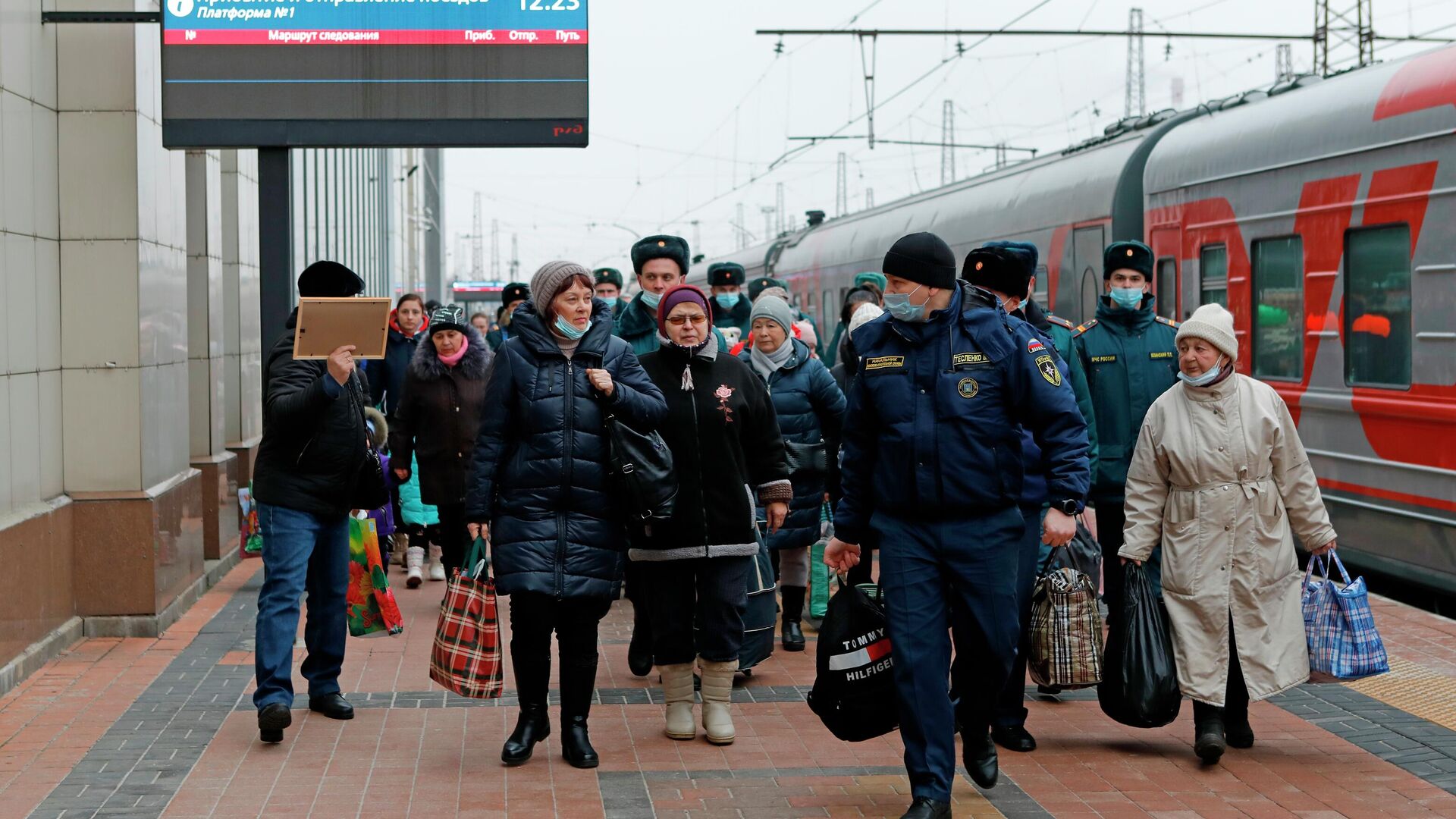 Последние риа. Беженцы с Донбасса в России. Беженцы из Украины в поезде. Поезд с беженцами прибыл в Подмосковье. Эвакуация людей.