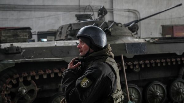 Украинский военный на линии соприкосновения в поселке Новолуганское Донецкой области