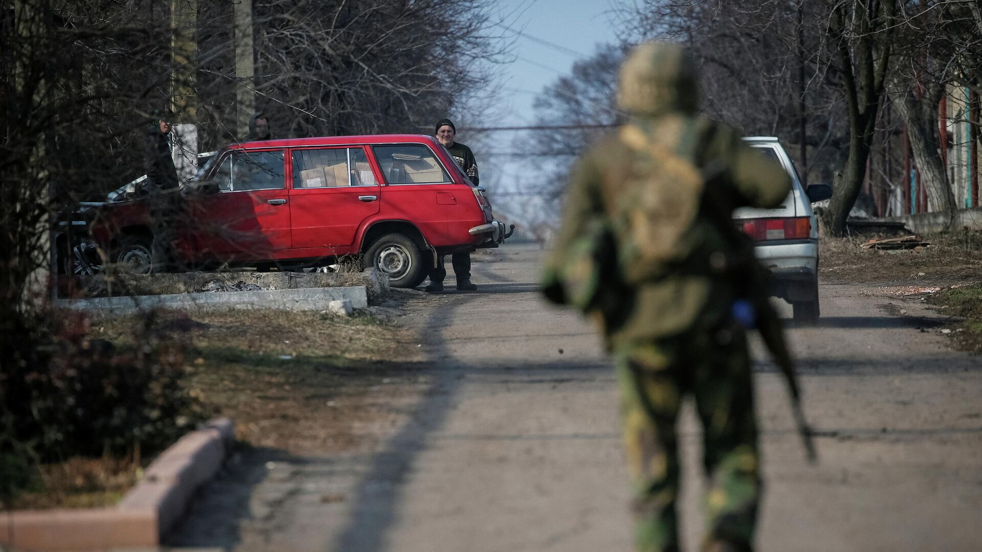 Украинский военный на линии соприкосновения в поселке Новолуганское Донецкой области - РИА Новости, 1920, 24.02.2022