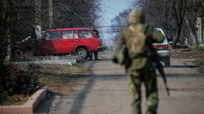 Украинский военный на линии соприкосновения в поселке Новолуганское Донецкой области