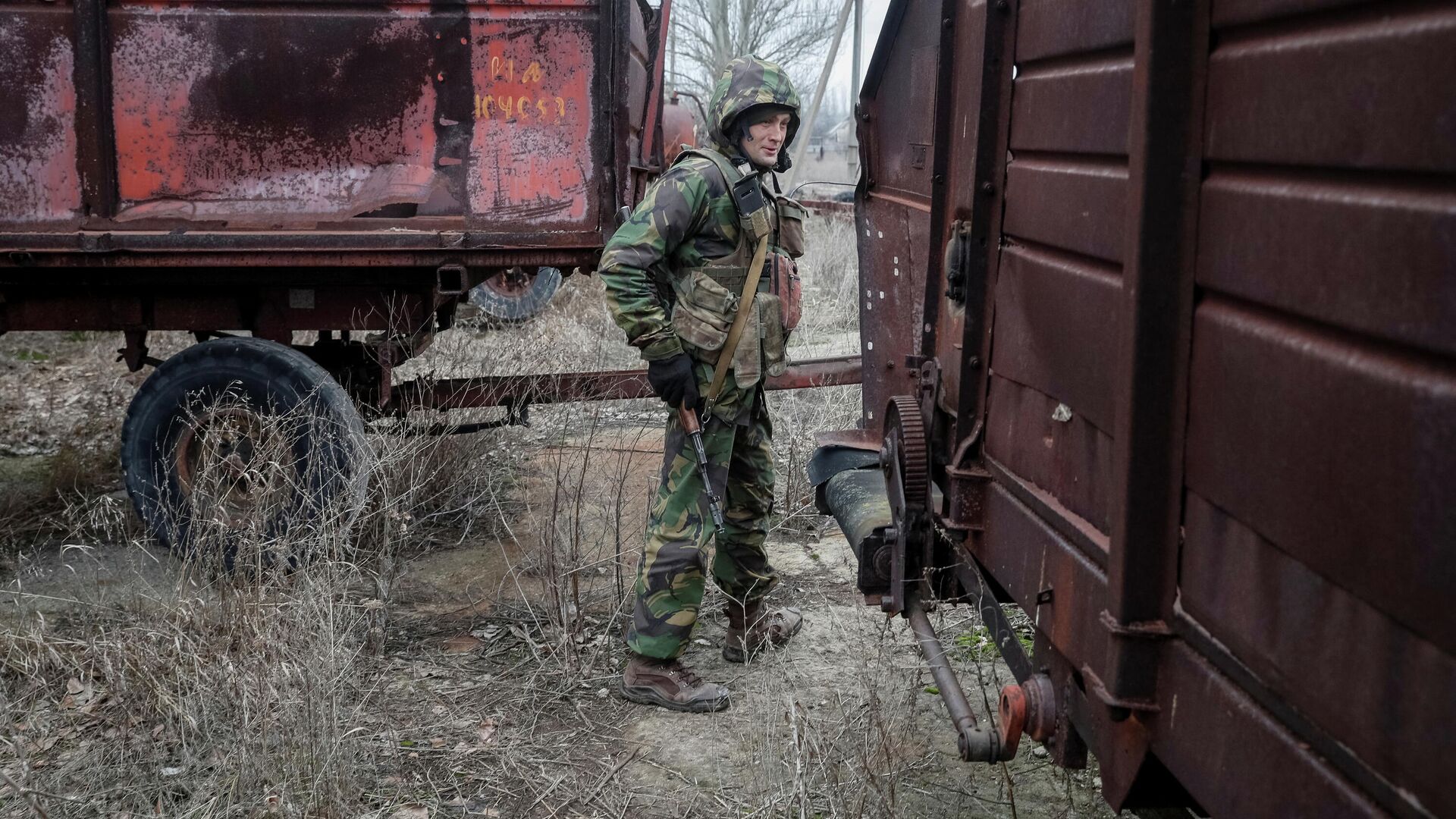 Украинский военный на линии соприкосновения в поселке Новолуганское Донецкой области - РИА Новости, 1920, 23.02.2022