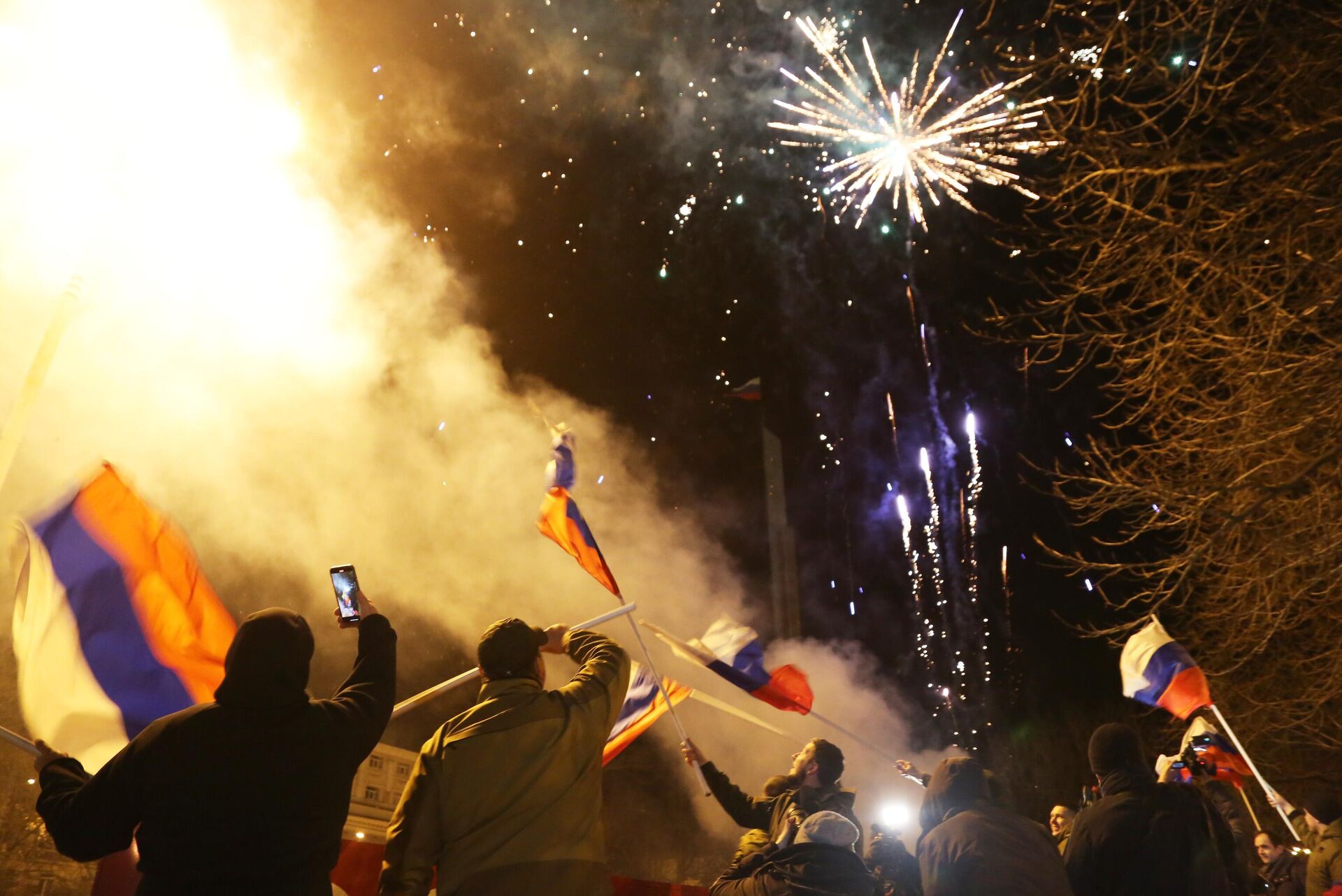 Жители Донецка и Луганска празднуют признание Россией ДНР и ЛНР - РИА Новости, 1920, 22.02.2022
